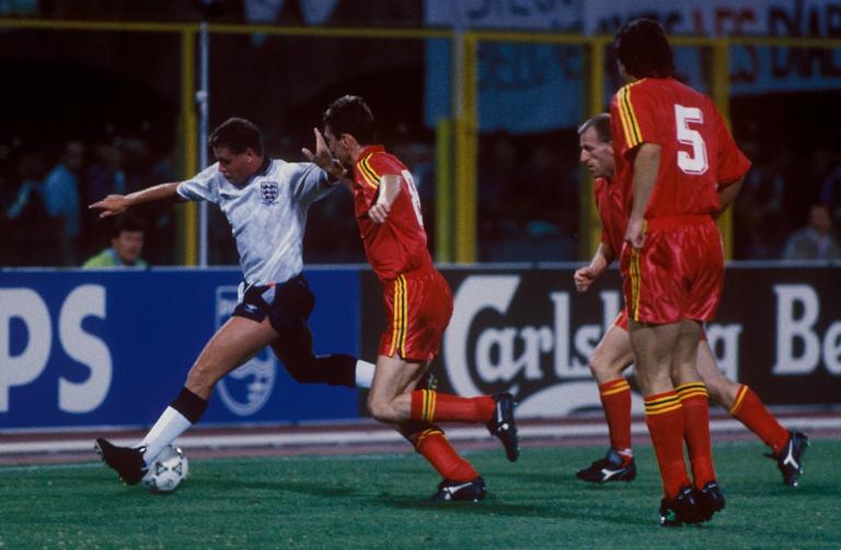 Bildnummer: 01786879  Datum: 26.06.1990  Copyright: imago/Sven Simon
Paul Gascoigne (England, li.) setzt sich gegen Franky van der Elst (2.v.li.) durch, daneben Michel de Wolf (2.v.re.) und Bruno Versavel (alle Belgien); Frankie, England - Belgien 1:0 n.V., Vdia, quer, Zweikampf, Duell, Ball, dribbeln, Dribbling Weltmeisterschaft 1990, Nationalmannschaft, Nationalteam, Nationaltrikot, L&auml;nderspiel, Achtelfinale Bologna Dynamik,  Fu&szlig;ball WM Herren Mannschaft Gruppenbild Aktion Personen