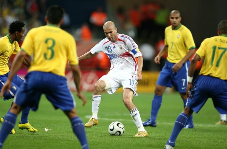 (GERMANY OUT) FIFA WM 2006, Viertelfinale in Frankfurt a.M.: Brasilien - Frankreich 0:1- Zinedine ZIDANE (FRA, 10) umringt von vier brasilianischen Spielern, Lucio (3), Gilberto Silva (17), Ze Roberto (h.l.) und Adriano (7) (Photo by contrast/Behrendt/ullstein bild via Getty Images)