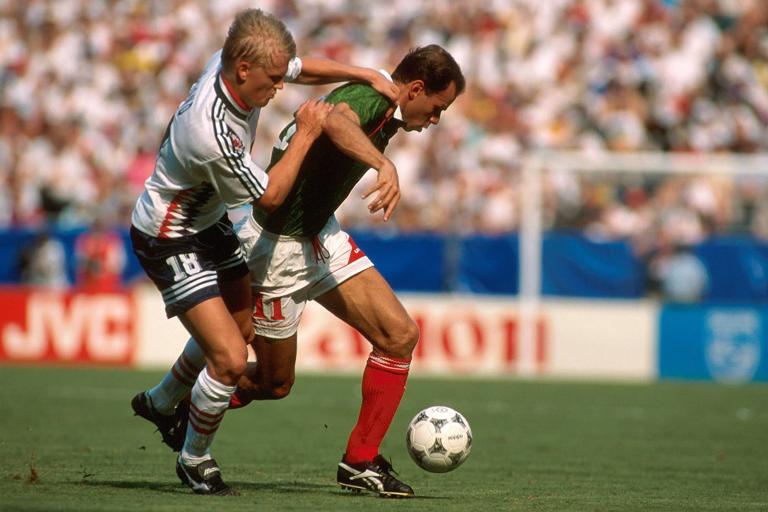  Luis Alves Zague Mexiko, re. im Duell mit Alf Inge Haland Norwegen