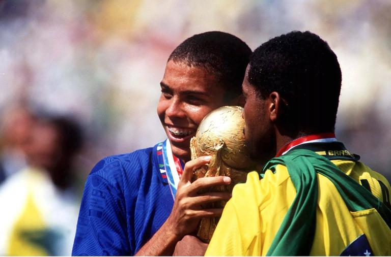 UNITED STATES - JULY 17:  FUSSBALL: WORLD CUP 1994 USA Los Angeles 17.07.94, FINALE BRA- ITA 3:2 n.E. BRASILIEN FUSSBALLWELTMEISTER 1994, RONALDO und VIOLA/BRA mit WM Pokal (WM Cup)  (Photo by Henri Szwarc/Bongarts/Getty Images)