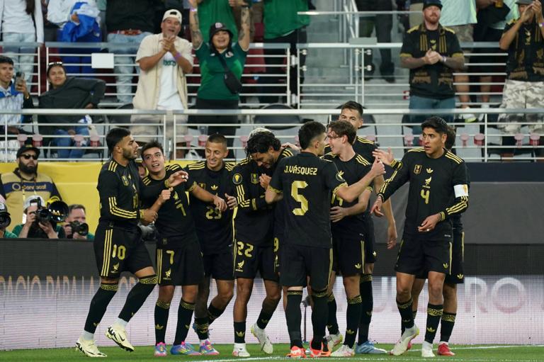 Soccer: Concacaf Gold Cup-Semifinal-Honduras at Mexico Jul 2, 2025 Santa Clara, California, USA Mexico forward Raul Jimenez 9 and midfielder Gilberto Mora 7 celebrate with teammates after a goal against Honduras in the second half during a semifinal match of the 2025 Gold Cup at Levi s Stadium. Santa Clara Levi s Stadium California USA, EDITORIAL USE ONLY PUBLICATIONxINxGERxSUIxAUTxONLY Copyright: xDavidxGonzalesx 20250702_lbm_qb5_170